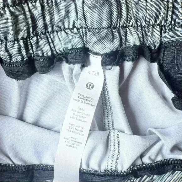 Lululemon Women’s Hotty Hot Low Rise Multi Colored Shorts Size 4 Tall - Picture 14 of 14